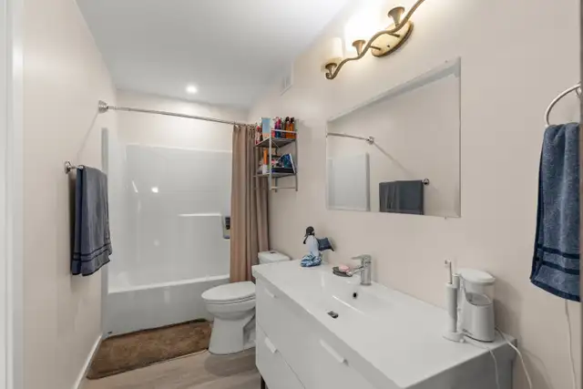 Modern & well-maintained 3bdrm bungalow situated on 2  acres! - Photo 7