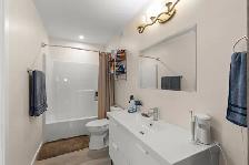Modern & well-maintained 3bdrm bungalow situated on 2  acres! - Photo 7