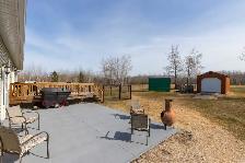 Modern & well-maintained 3bdrm bungalow situated on 2  acres! - Photo 8