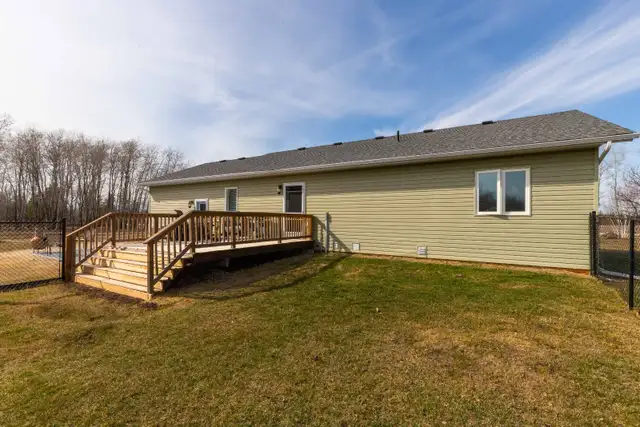 Modern & well-maintained 3bdrm bungalow situated on 2  acres! - Photo 9