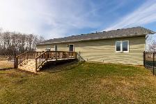 Modern & well-maintained 3bdrm bungalow situated on 2  acres! - Photo 9