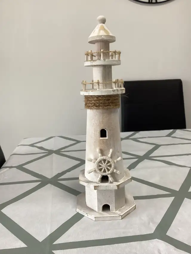 Bibelot décoratifs, PHARE, 14 pouces de haut.