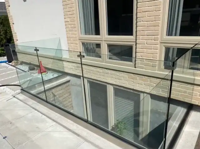 Glass Railing - Photo 3
