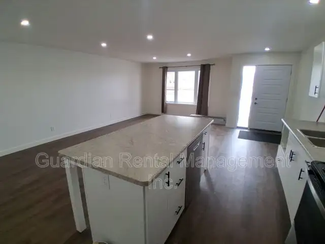2 Bed, 1 Bath, Semi-Detached Home - 577 Syndicate Ave S- $2200/m - Photo 3