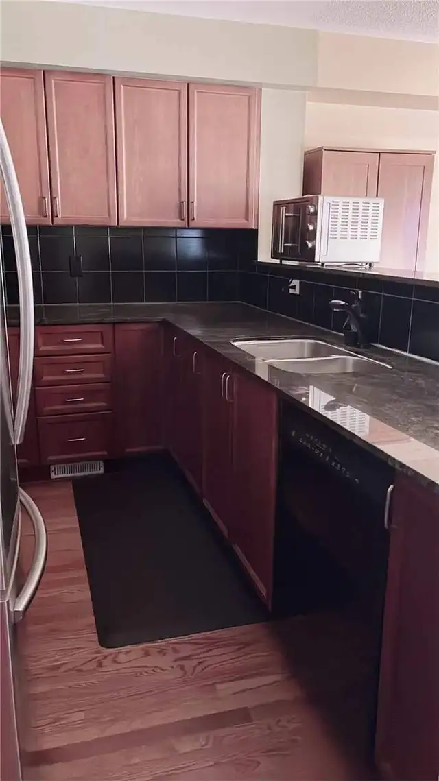 Rooms for Rent in a 4-Bedroom House Near TOH/CHEO ($745/month) - Photo 5