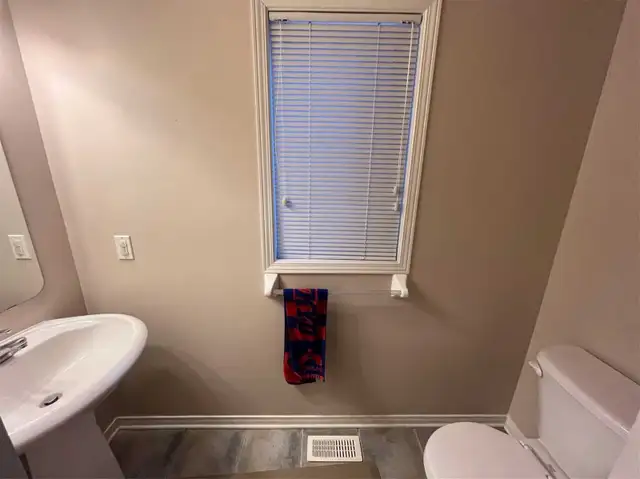 Rooms for Rent in a 4-Bedroom House Near TOH/CHEO ($745/month) - Photo 7