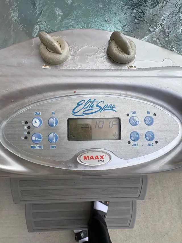 2010 MAAX Elite Spa - Free Delivery - Photo 3