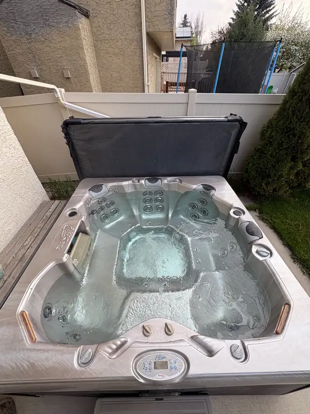 2010 MAAX Elite Spa - Free Delivery - Photo 4
