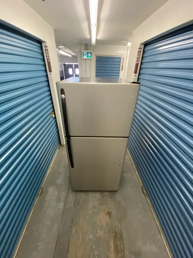 GE STAINLESS STEEL REFRIGERATOR