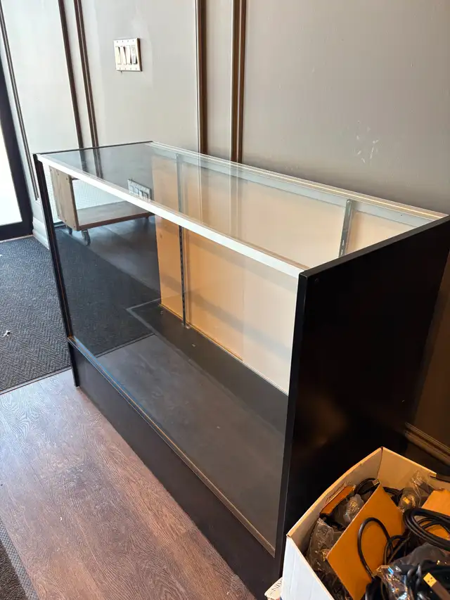 Free Display Case - Photo 2