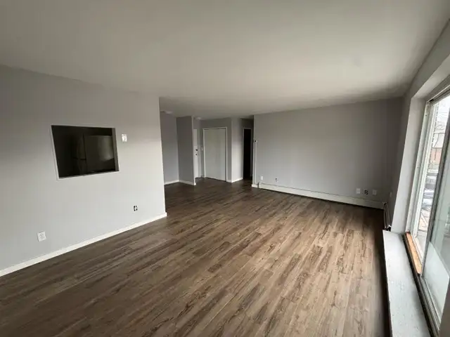 Spacious All Incl 1bdrm with balcony and onsite laundry @ 266 Ch - Photo 3