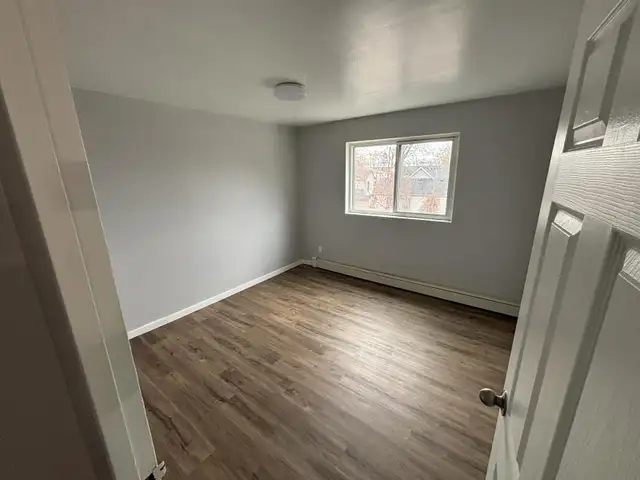 Spacious All Incl 1bdrm with balcony and onsite laundry @ 266 Ch - Photo 6