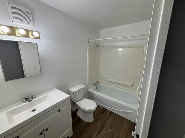 Spacious All Incl 1bdrm with balcony and onsite laundry @ 266 Ch - Photo 7
