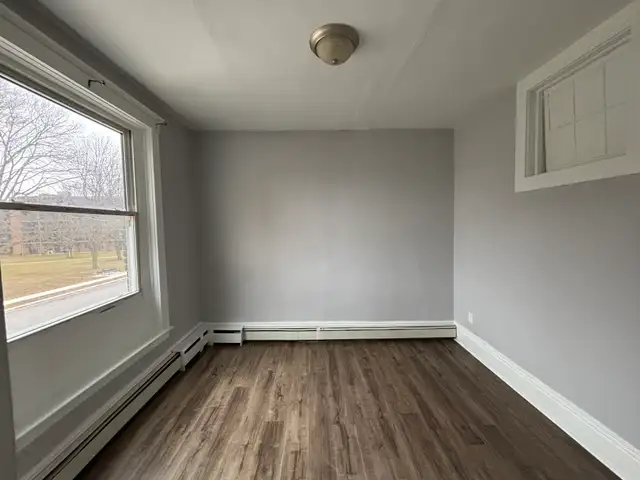 1st Month Free for this large 2 bdrm @ 136 Victoria St - Photo 5