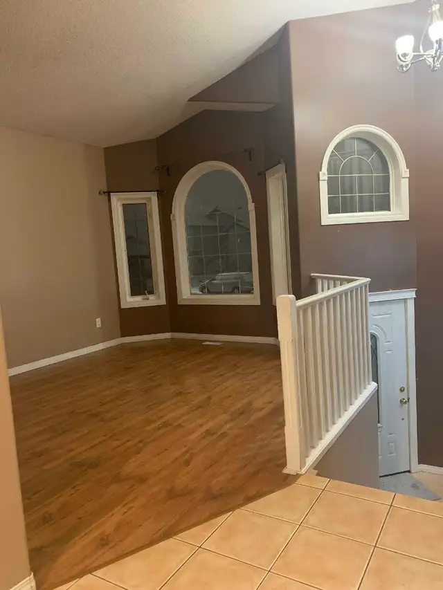 Bright & Spacious 2 Bed/2Bath/2/LVRM - Main Flr - Photo 2