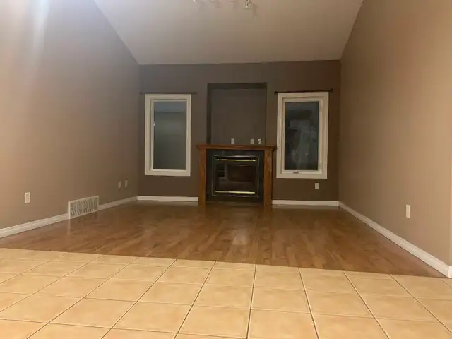Bright & Spacious 2 Bed/2Bath/2/LVRM - Main Flr - Photo 3