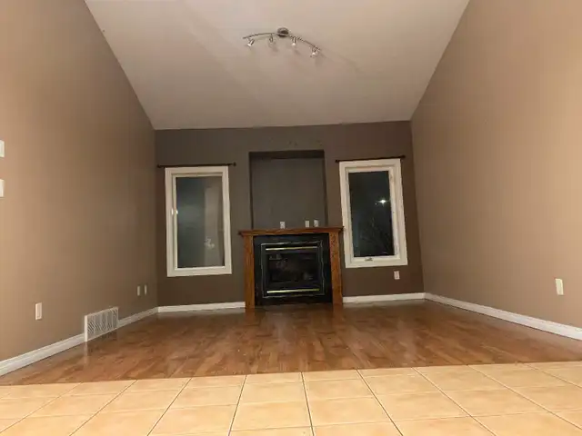 Bright & Spacious 2 Bed/2Bath/2/LVRM - Main Flr - Photo 4