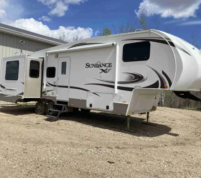 Heartland , 2013 Sundance 5 th wheel camper