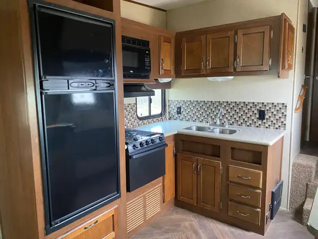 Heartland , 2013 Sundance 5 th wheel camper - Photo 3