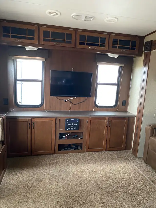 Heartland , 2013 Sundance 5 th wheel camper - Photo 5