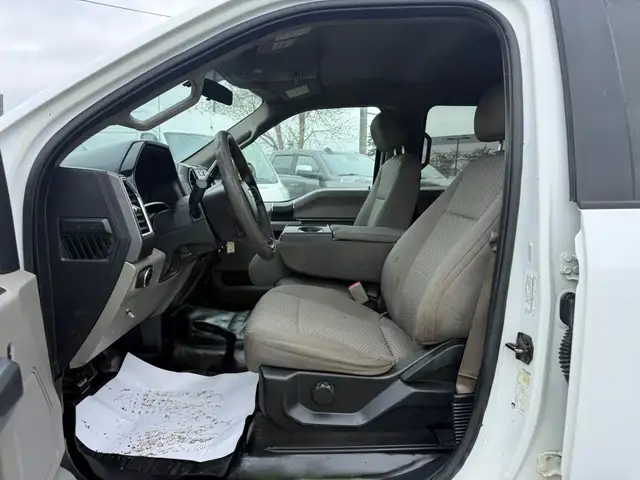 2016 Ford F-150 XLT CREW 4X4 - 5.0L / ONE OWNER ACCIDENT FREE - Photo 9
