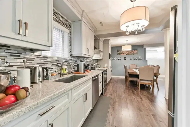 Bright 2-bdr Upper Floor Bungalow with Private Backyard - Photo 2