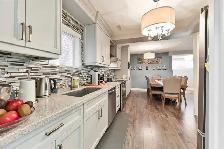 Bright 2-bdr Upper Floor Bungalow with Private Backyard - Photo 2