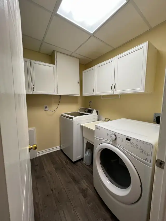Bright 2-bdr Upper Floor Bungalow with Private Backyard - Photo 5