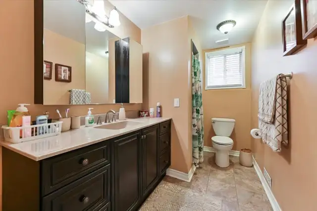 Bright 2-bdr Upper Floor Bungalow with Private Backyard - Photo 6