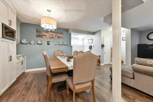 Bright 2-bdr Upper Floor Bungalow with Private Backyard - Photo 7