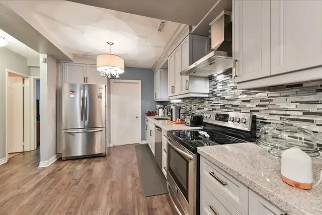 Bright 2-bdr Upper Floor Bungalow with Private Backyard - Photo 8