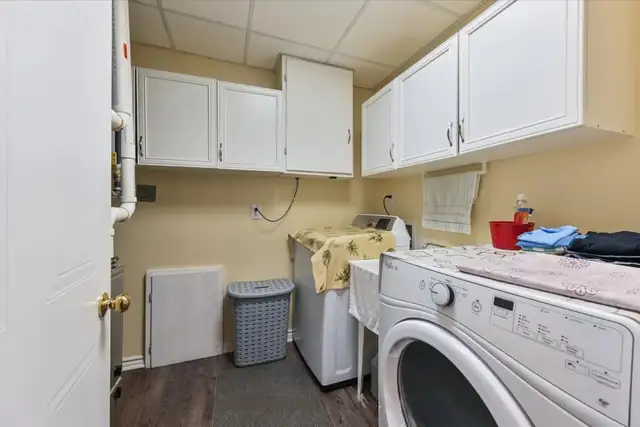 Bright 2-bdr Upper Floor Bungalow with Private Backyard - Photo 9