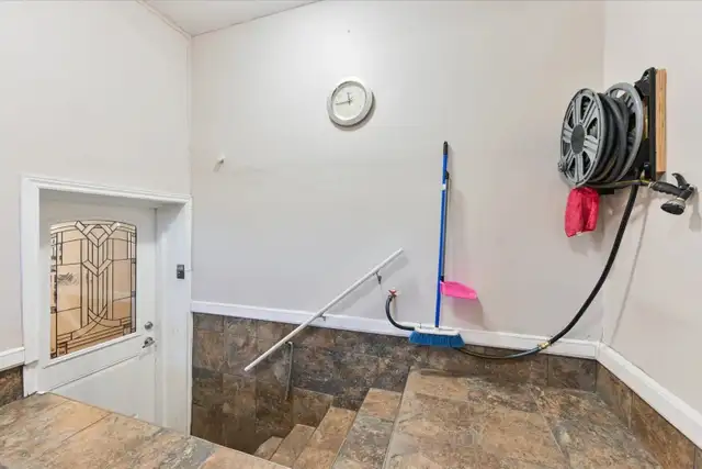 Bright 2-bdr Upper Floor Bungalow with Private Backyard - Photo 11