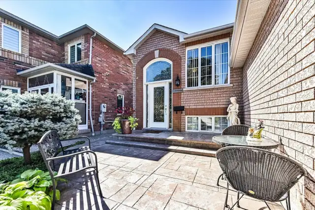 Bright 2-bdr Upper Floor Bungalow with Private Backyard - Photo 12