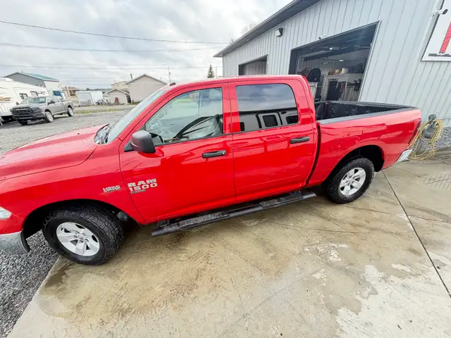 2023 RAM 1500 CLASSIC  SLT CREW CAB  5.7L V8 HEMI  CERTIFIED - Photo 2