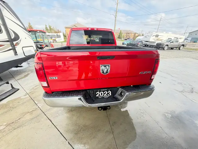 2023 RAM 1500 CLASSIC  SLT CREW CAB  5.7L V8 HEMI  CERTIFIED - Photo 4