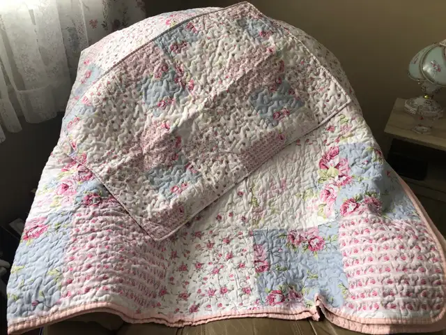 Beautiful Queen size blanket for sale with 2 pillow shams