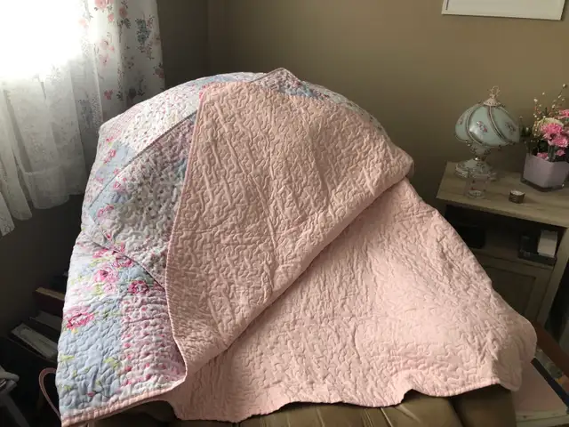 Beautiful Queen size blanket for sale with 2 pillow shams - Photo 2