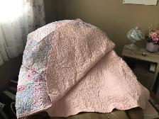 Beautiful Queen size blanket for sale with 2 pillow shams - Photo 2