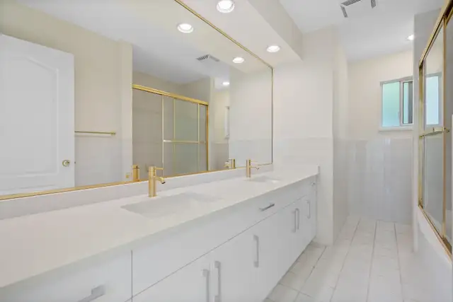 Elegant 5-Bedroom Home in South Slope | Panoramic Views   Garden - Photo 2