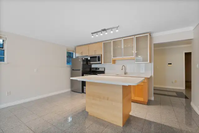 Elegant 5-Bedroom Home in South Slope | Panoramic Views   Garden - Photo 5
