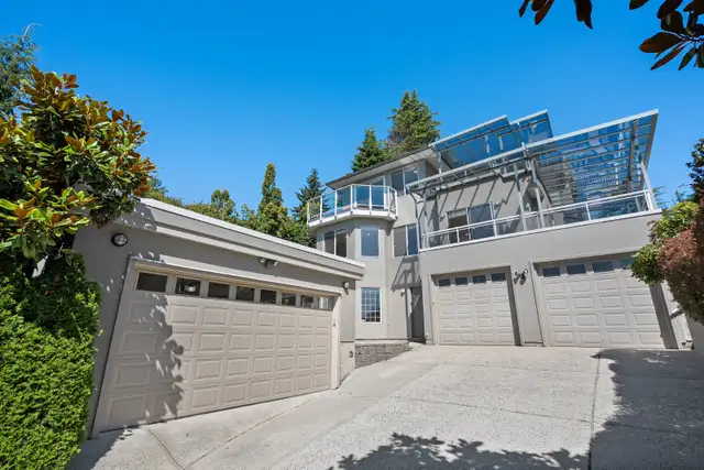 Elegant 5-Bedroom Home in South Slope | Panoramic Views   Garden - Photo 15