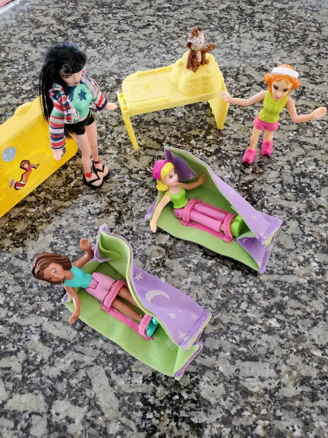 4 POUPÉES POLLY POCKET 5'HAU,2 LITS CAMPING 4 ACCESSOIRE: $15.00