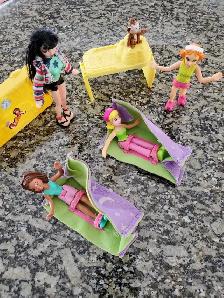 4 POUPÉES POLLY POCKET 5'HAU,2 LITS CAMPING 4 ACCESSOIRE: $15.00