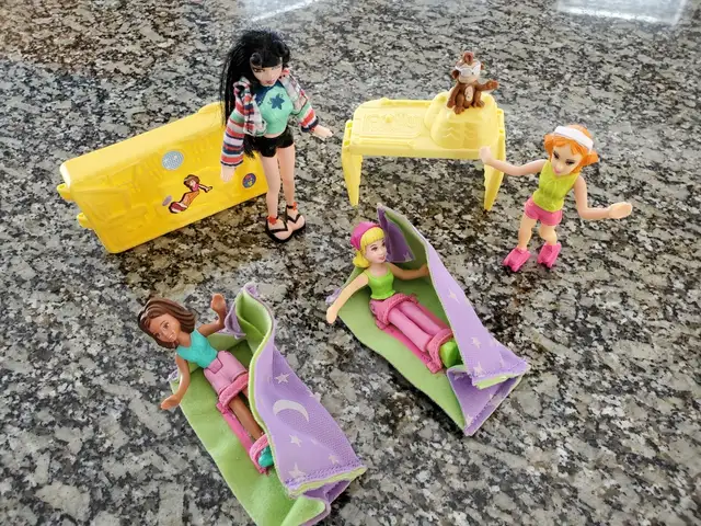 4 POUPÉES POLLY POCKET 5'HAU,2 LITS CAMPING 4 ACCESSOIRE: $15.00 - Photo 2