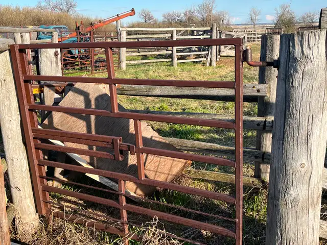 HEAVY DUTY CATTLE CORRAL GATES - Photo 2