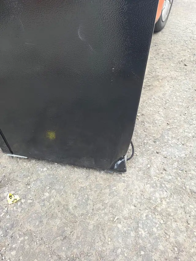 Fridge - Frigidaire 7.5 Cu Ft EFR780 Top  New Bottom Dent - Photo 2