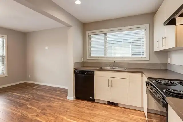 Townhomes with In Suite Laundry - West Townes - House for Rent C - Photo 7