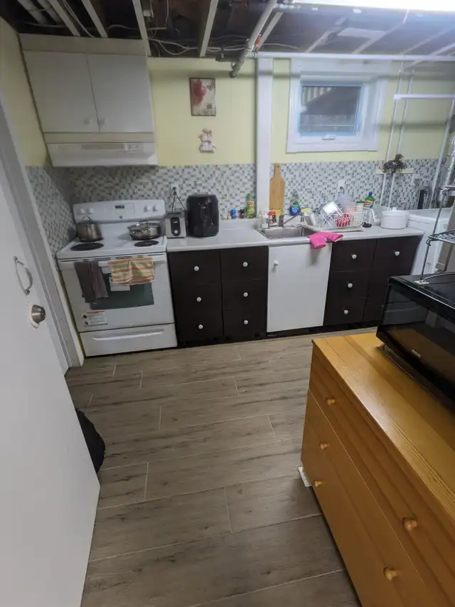 First flr furnished room for rent, large, bright, Port Union&401 - Photo 9