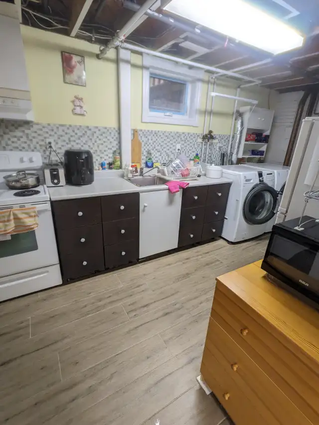 First flr furnished room for rent, large, bright, Port Union&401 - Photo 10